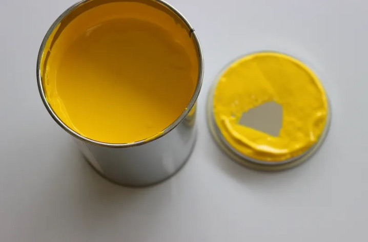 在印刷行业，油墨的品质直接影响生产的品质及效率。当油墨粘度过低的时候，印刷会出现印刷露白，晕圈，水纹等现象。为了使体系达到足够的稳定周期以满足实际使用要求，往往需要添加一些助剂以获得期望的稳定性。比如，丙烯酸增稠剂就是个不错的选择。它可以让我们的印刷产品质量更加稳定，也可以适度弥补印版、纸板及设备方面的不足之处。今天在这里给大家介绍一下丙烯酸增稠剂的作用和优点。 丙烯酸增稠剂的作用和优点 丙烯酸增稠剂是一种非离子疏水改性聚氨酯流变增稠剂，具有出色的高剪切粘度增稠效果，良好的成膜性能和光泽特性，可