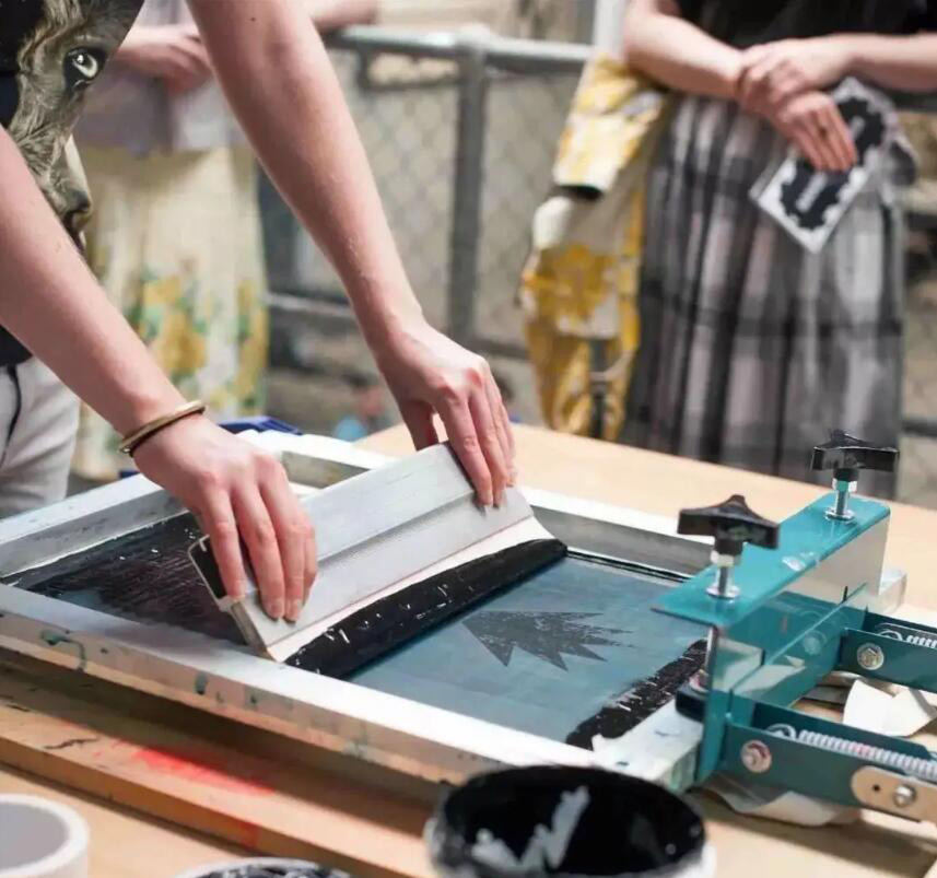 (图:涂料印花工艺展示图)