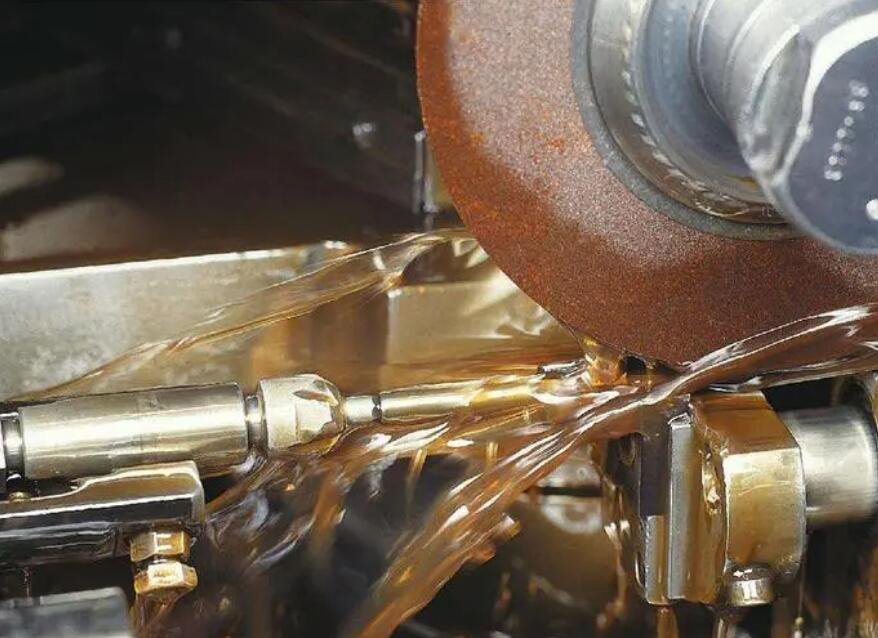 （图：合成切削液展示图）